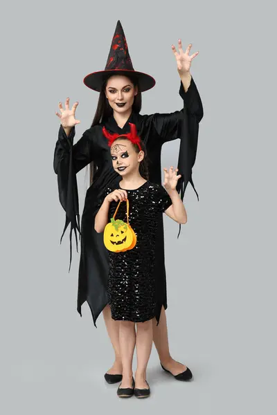 Κοριτσάκι Τσάντα Και Μητέρα Της Ντυμένη Για Halloween Στο Φως — Φωτογραφία Αρχείου