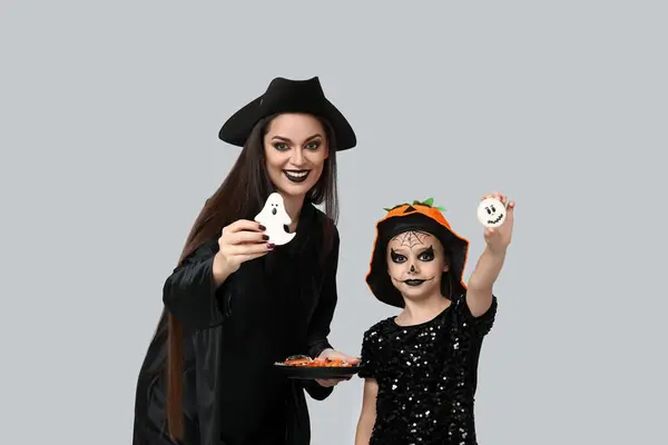 Κοριτσάκι Και Μητέρα Της Ντυμένοι Για Halloween Λιχουδιές Στο Φως — Φωτογραφία Αρχείου