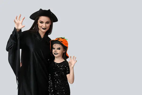 Menina Com Sua Mãe Vestida Para Halloween Fundo Claro — Fotografia de Stock