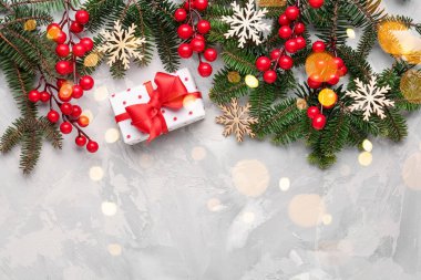 Noel hediyesi, köknar dalları ve arka planda dekor, üst manzara
