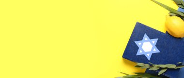 Tevrat ve Sukkot festival sembolleri sarı zemin üzerinde metin için boşluk ile