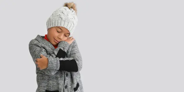 Cute Afroamerykanin Chłopiec Ciepłych Zimowych Ubrań Tle Światła Miejsca Tekst — Zdjęcie stockowe