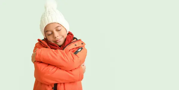 Carino Ragazzo Afro Americano Caldi Vestiti Invernali Sfondo Chiaro Con — Foto Stock