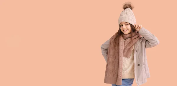 テキストのためのスペースを持つベージュの背景に冬の服でかわいい少女 — ストック写真