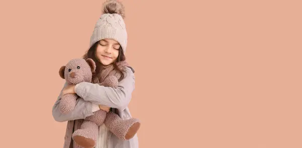 冬の服とテキストのためのスペースを持つベージュの背景のおもちゃでかわいい少女 — ストック写真