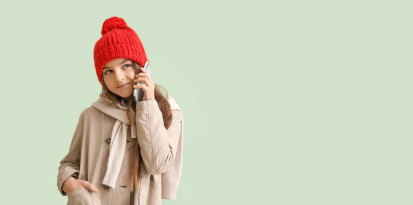 Симпатична Маленька Дівчинка Зимовому Одязі Розмовляє Мобільним Телефоном Світлому Фоні — стокове фото