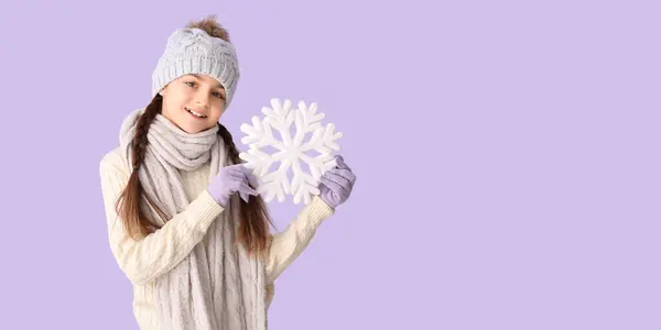 Schattig Klein Meisje Winter Kleding Met Grote Sneeuwvlok Lila Achtergrond — Stockfoto