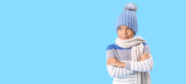 Cute Afroamerykanin Chłopiec Ciepłych Zimowych Ubrań Niebieskim Tle Miejsca Tekst — Zdjęcie stockowe