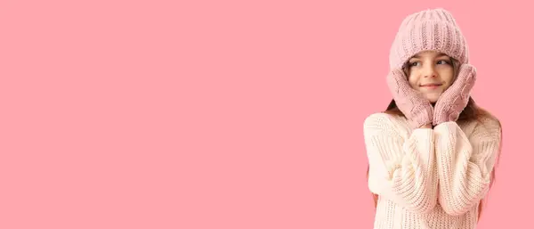 Милая Маленькая Девочка Зимней Одежде Розовом Фоне Местом Текста — стоковое фото