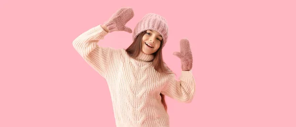 ピンクの背景に冬の服で幸せな少女 — ストック写真