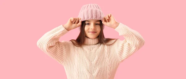 ピンクの背景に冬の服でかわいい少女 — ストック写真