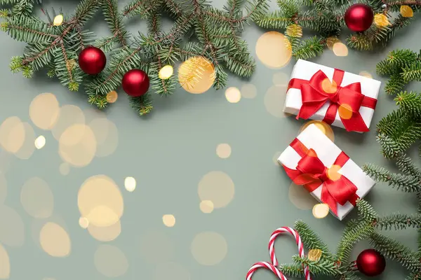 Weihnachtsgeschenke Tannenzweige Und Dekor Auf Grünem Hintergrund Mit Platz Für — Stockfoto