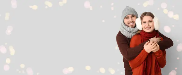 テキストのためのスペースと軽い背景の冬の服で幸せな若いカップル — ストック写真