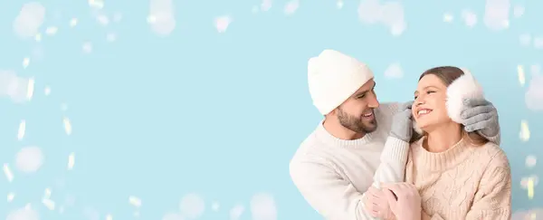 Glada Unga Par Vinterkläder Ljusblå Bakgrund Med Utrymme För Text — Stockfoto