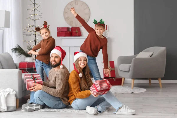 Pais Felizes Seus Filhos Pequenos Com Presentes Natal Casa — Fotografia de Stock