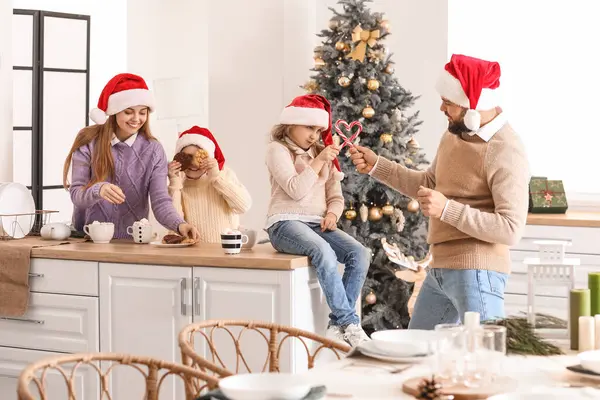 Familia Feliz Los Sombreros Santa Con Golosinas Navidad Casa —  Fotos de Stock