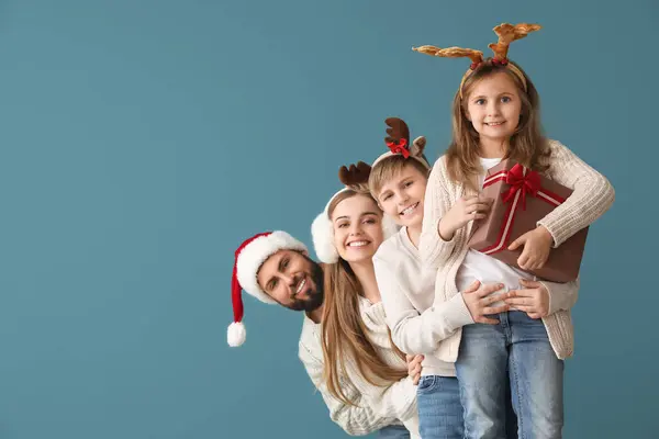 Família Feliz Com Presente Natal Fundo Azul — Fotografia de Stock