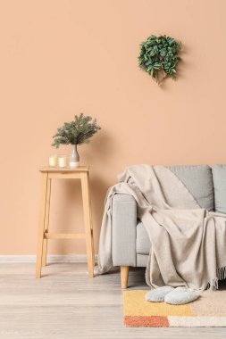 Noel ökseotu çelengi ve kanepesi olan bir oturma odası.