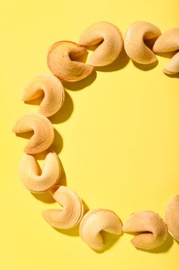 Sarı arka planda fal kurabiyelerinden yapılmış çerçeve