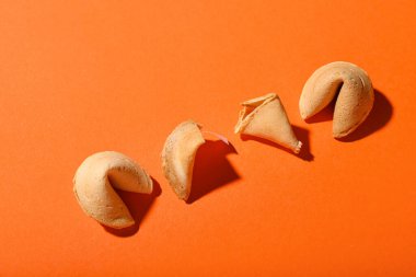 Turuncu arka planda şans kurabiyeleri