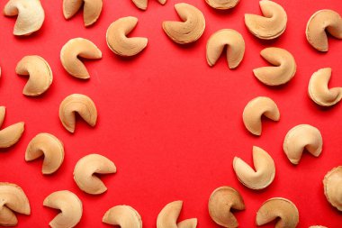 Kırmızı arkaplanda fal kurabiyelerinden yapılmış çerçeve