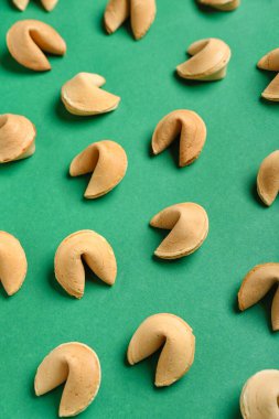 Yeşil arka plana saçılmış şans kurabiyeleri