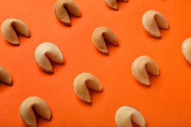 Turuncu arka planda şans kurabiyeleri