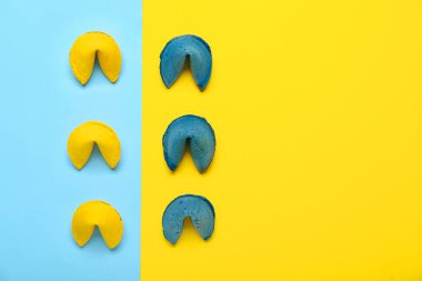 Renkli arka planda mavi ve sarı fal kurabiyeleriyle kompozisyon