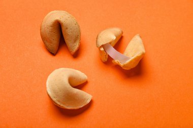 Fal kurabiyeli kompozisyon ve turuncu arka planda bir kağıt parçası