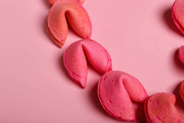 Pembe arka planda fal kurabiyelerinden yapılmış çerçeve