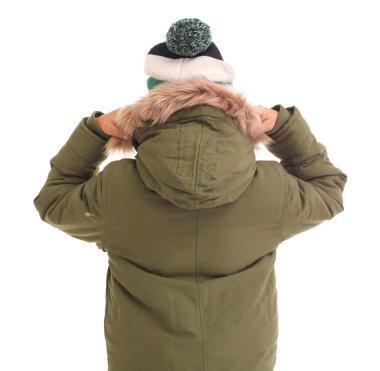 Beyaz arka planda, kalın kışlık giysili yakışıklı Afro-Amerikalı çocuk.