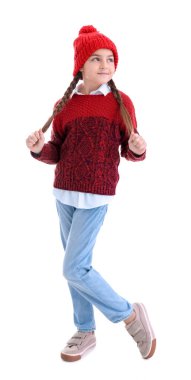 Beyaz arka planda kışlık elbiseli küçük kız.