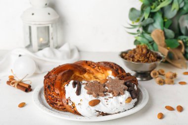 Lezzetli bir Noel pastası çelengi ve açık arkaplanda Kutya tabağı.