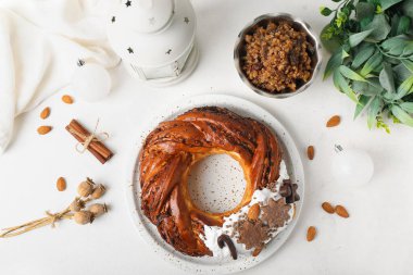 Lezzetli bir Noel pastası çelengi, Kutya ve arka planda süslemeler.