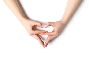 Kadın kalp elleri beyaz arka plan üzerinde yapma