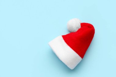 Mavi arka planda Noel Baba şapkası