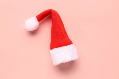 Pembe arka planda Noel Baba şapkası