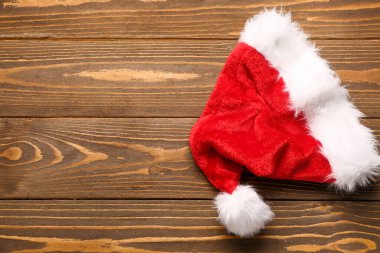 ahşap masa üzerinde Santa şapka