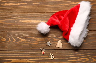 Noel Baba şapkası ve tahta masa üzerinde Noel oyuncakları