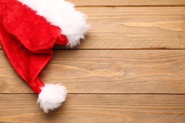 ahşap masa üzerinde Santa şapka
