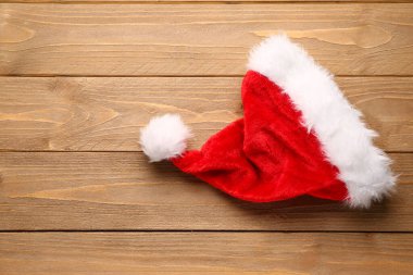ahşap masa üzerinde Santa şapka