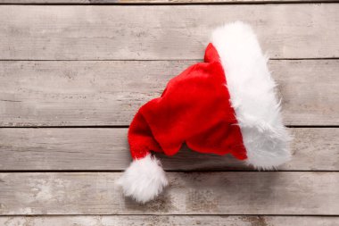 Gri ahşap masalı Noel Baba şapkası