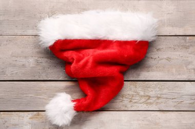 Gri ahşap masalı Noel Baba şapkası