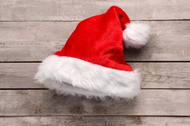 Gri ahşap masalı Noel Baba şapkası