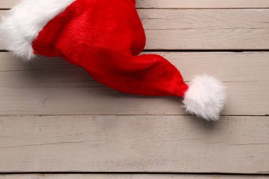 Gri ahşap masalı Noel Baba şapkası