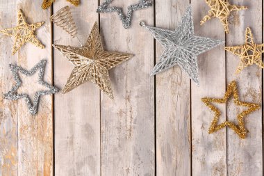 Hafif ahşap arka planda Noel yıldızları