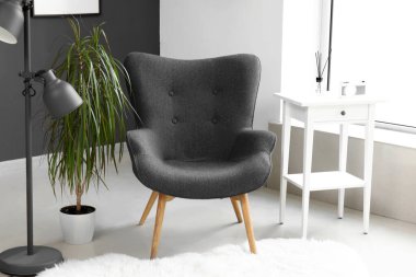 Siyah koltuğu ve masası olan modern oturma odası.