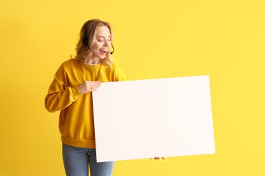 Sarı arka planda boş posteri olan kadın teknik destek ajanı