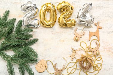 Folyo balonlardan yapılmış çerçeve, Noel süslemeleri ve arka planda köknar dalları