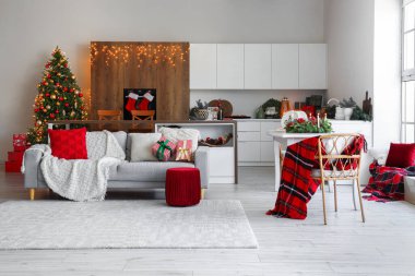 Açık uzay mutfağının içi kanepe ve Noel dekoruyla dolu.